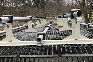 Haupt- und Gegenelektroden auf einem Rostfeld montiert